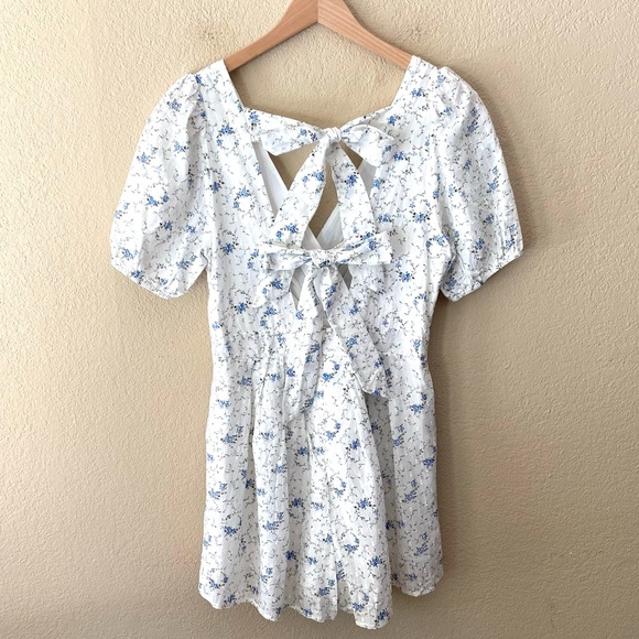 Storia Wrap-Front Tie-Back Floral Puff Sleeve Romper - Picture 2 of 8